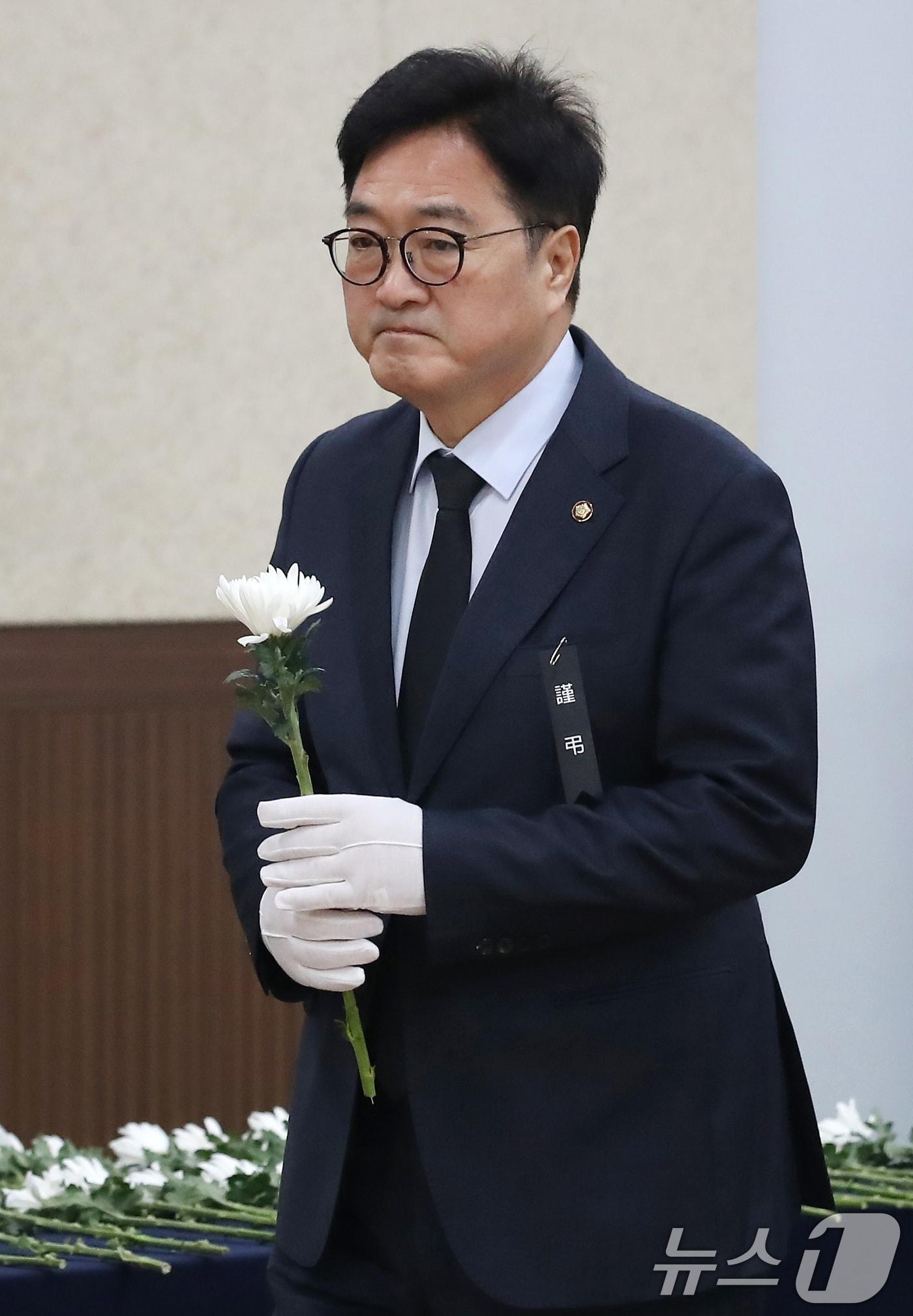 본문 이미지 - 우원식 국회의장이 28일 오전 경북 의성군청소년문화의집에 마련된 산불 진화 헬기 추락 사고 희생자 고(故) 박현우 기장의 분향소를 찾아 헌화하고 있다. 2025.3.28/뉴스1 ⓒ News1 공정식 기자