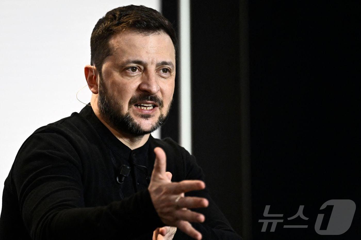 볼로디미르 젤렌스키 우크라이나 대통령이 27일&#40;현지시간&#41; 파리에서 TV 방송과 인터뷰를 갖고 “블라디미르 푸틴 러시아 대통령은 곧 죽을 것이다. 나는 푸틴보다 젊다. 내게 베팅하라”고 말하고 있다. 2025.03.28 ⓒ AFP=뉴스1 ⓒ News1 우동명 기자