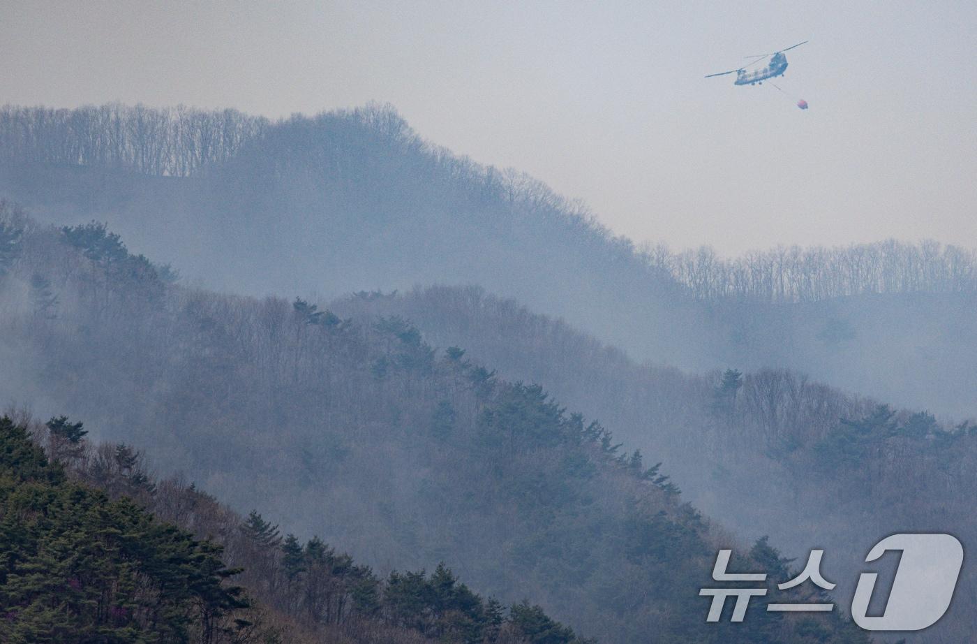 본문 이미지 - 전국 곳곳에 산불이 발생하고 있는 28일 오전 경남 산청군 구곡산 일대에서 산불 진화 헬기가 진화 작업을 벌이고 있다. 2025.3.28/뉴스1 ⓒ News1 이재명 기자