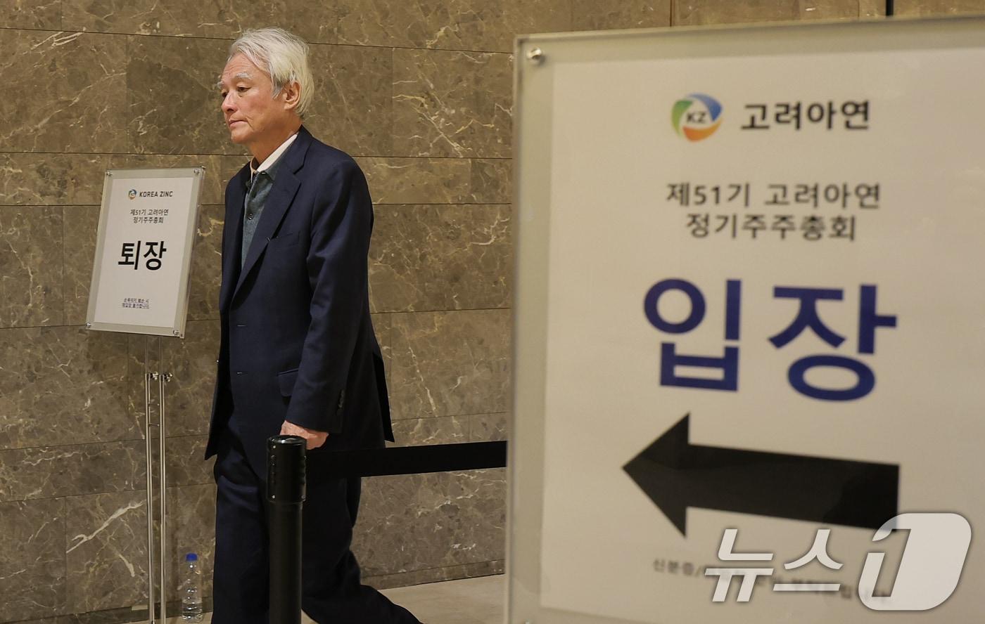 본문 이미지 - 강성두 영풍 사장이 지난 2025년 3월28일 오전 서울 용산구 몬드리안 호텔에서 열린 제51기 고려아연 주주총회 도중 밖으로 잠시 나오고 있다. 2025.3.28 ⓒ 뉴스1 박정호 기자