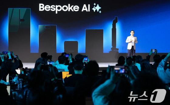 본문 이미지 - 삼성전자가 지난 28일 서울 광진구 파이팩토리 스튜디오에서 열린 '웰컴 투 비스포크 AI(Welcome To Bespoke AI)' 행사에서 일상을 혁신하는 새로운 AI 가전 제품과 서비스를 언론에 공개하고 있다. 사진은 문종승 삼성전자 DA사업부 개발팀장 부사장이 신제품 발표를 하고 있다. 2025.3.30/뉴스1 ⓒ 뉴스1 허경 기자
