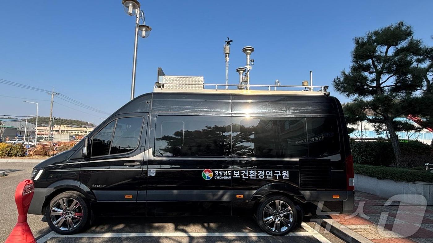 본문 이미지 - 대기오염 측정시스템이 탑재된 차량 모습(경남도 제공. 재판매 및 DB금지)