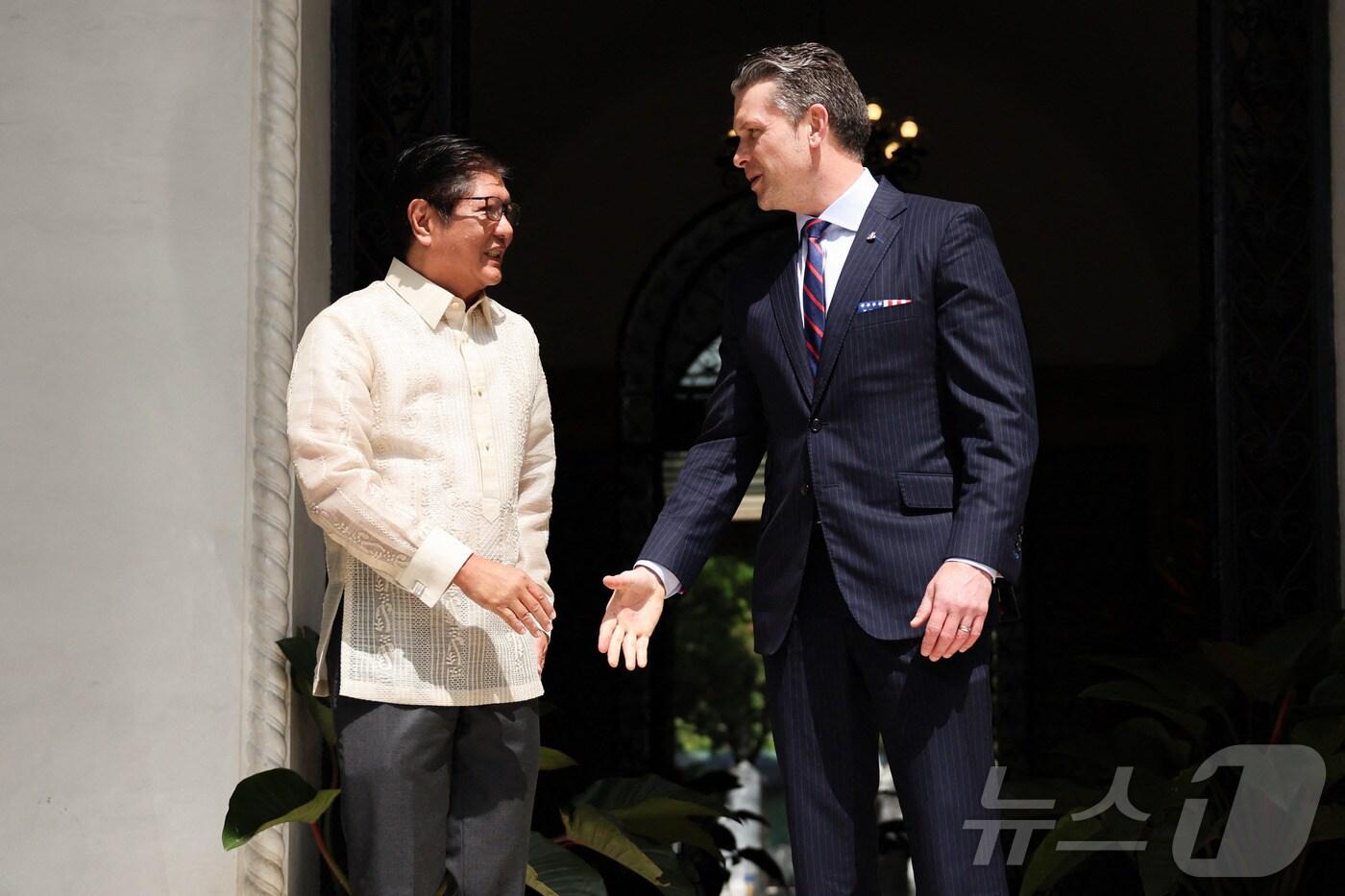 피트 헤그세스 미 국방 장관(오른쪽)과 페르디난드 마르코스 주니어 필리핀 대통령이 28일 마닐라의 말라카낭 궁전에서 서로 만나고 있다. 2025.03.28.ⓒ AFP=뉴스1