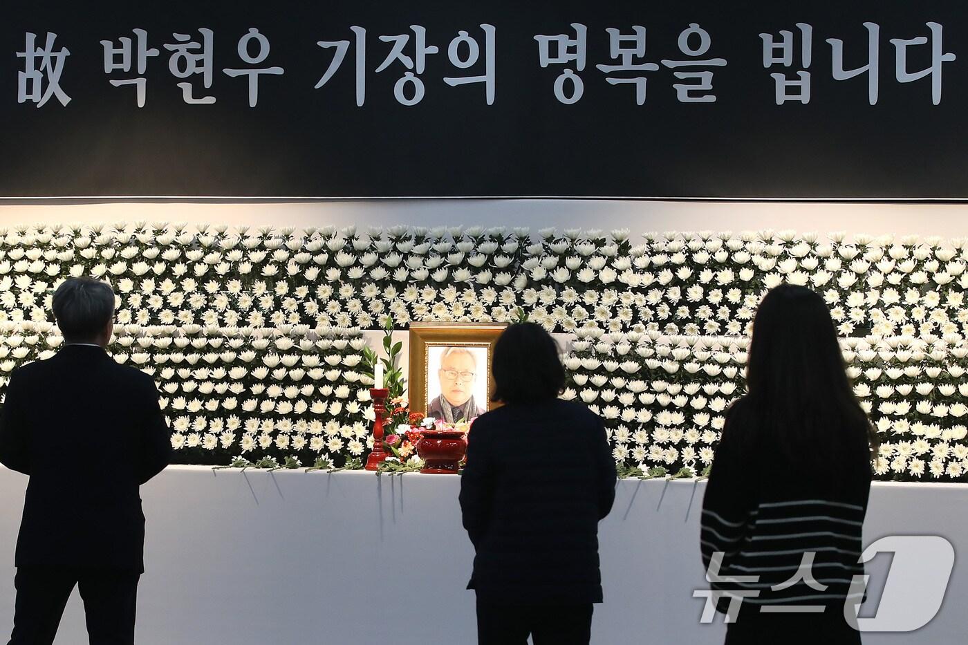 28일 오전 경북 의성군청소년문화의집에 마련된 산불 진화 헬기 추락 사고 희생자 고(故) 박현우 기장의 분향소를 찾은 시민들이 애도하고 있다. 2025.3.28/뉴스1 ⓒ News1 공정식 기자