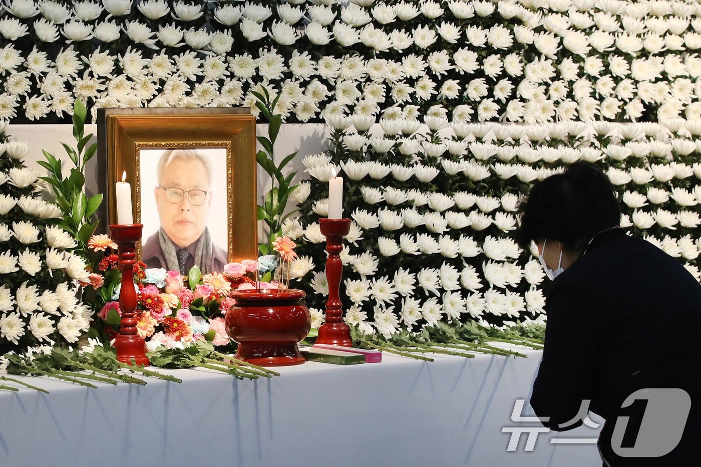 28일 오전 경북 의성군청소년문화의집에 마련된 산불 진화 헬기 추락 사고 희생자 고(故) 박현우 기장의 분향소를 찾은 시민들이 애도하고 있다. 2025.3.28/뉴스1 ⓒ News1 공정식 기자