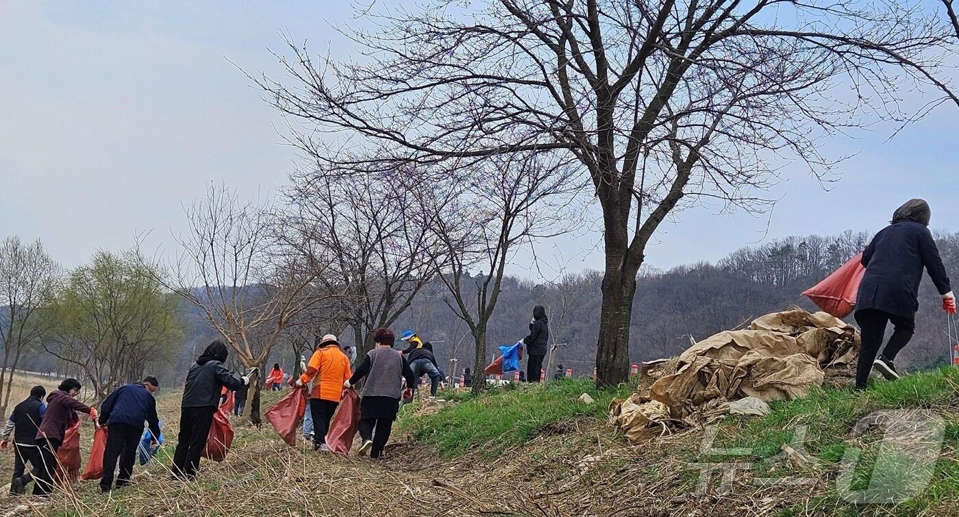 본문 이미지 - 충북 진천군은 28일 지역 11개 민·관·산·학계 소속 인원 200여 명이 참여한 가운데 농다리 합수부 일대에서 새봄맞이 사회·단체 연합 환경 정화 활동을 벌였다.(진천군 제공)/뉴스1
