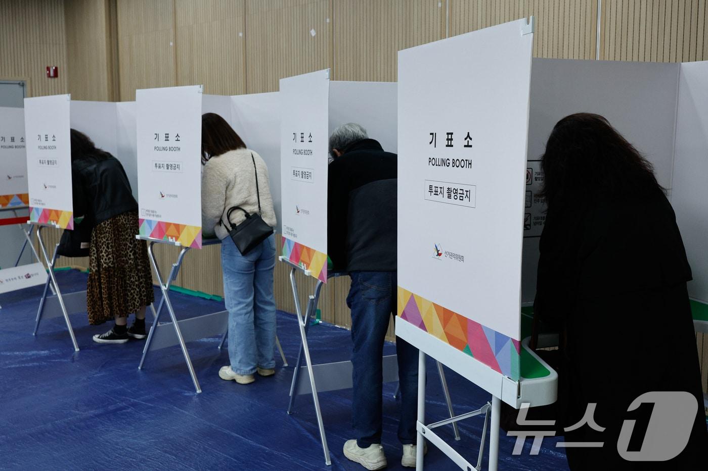 4·2 재·보궐선거 사전투표 첫날인 28일 서울 구로구 개봉2동 주민센터에서 구민들이 구로구청장 선출을 위한 한표를 행사하고 있다. 2025.3.28/뉴스1 ⓒ News1 안은나 기자