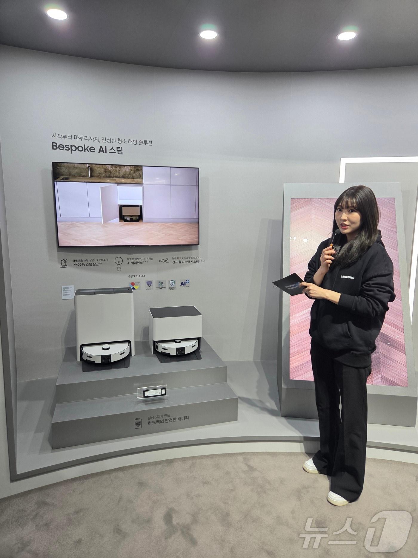 본문 이미지 - 삼성전자가 지난 28일 서울 광진구 파이팩토리 스튜디오에서 열린 '웰컴 투 비스포크 AI' 행사에서 새로운 AI 가전 제품을 공개했다. 사진은 2025년형 '비스포크 AI 스팀' 로봇청소기. 2025.3.28/뉴스1 ⓒ 뉴스1 박주평 기자