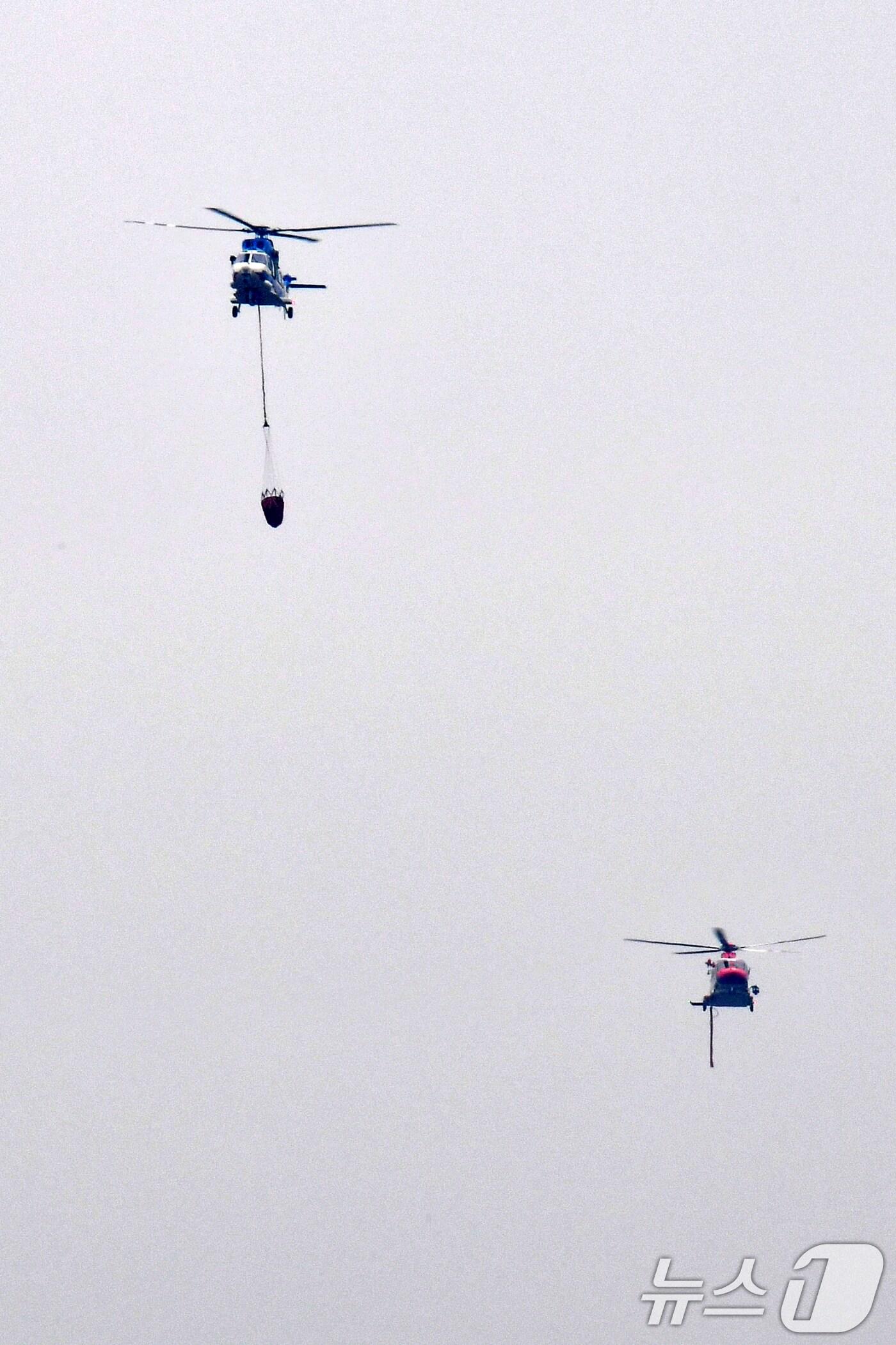 본문 이미지 - 28일 경북 영덕군 산불 진화를 위해 경찰청 수리온 헬기 등이 진화 작업에 나서고 있다. 2025.3.28/뉴스1 ⓒ News1 최창호 기자