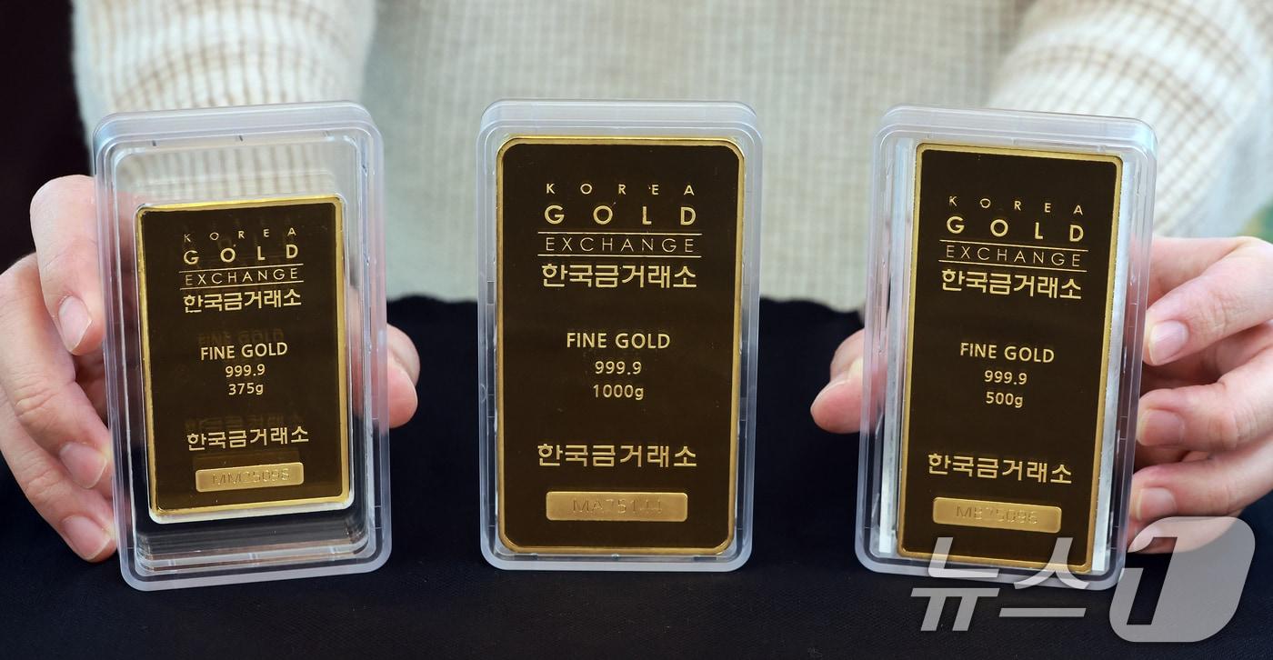28일 서울 종로구 한국금거래소 종로본점에서 직원이 골드바를 선보이고 있다. 도널드 트럼프 미국 대통령이 수입차 관세 25% 부과 이후 금값이 사상 최고치를 경신했다. 27일(현지시간) 뉴욕상업거래소(COMEX)에서 금 선물은 전일보다 0.27% 상승한 온스당 3069달러를 기록하고 있다. 이는 사상 최고치로 올 들어 금값은 모두 17번 사상 최고치를 경신했다. 2025.3.28/뉴스1 ⓒ News1 김진환 기자
