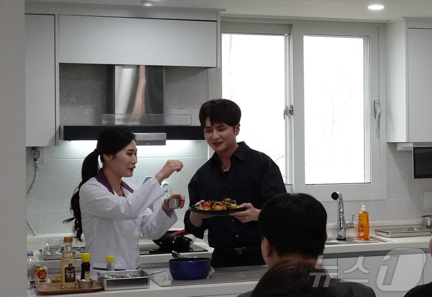 경동나비엔 지주사 경동원 구내식당 영양사 김보영 씨가 나비엔 매직 신제품으로 시연을 하고 있다. &#40;경동나비엔 제공&#41; 