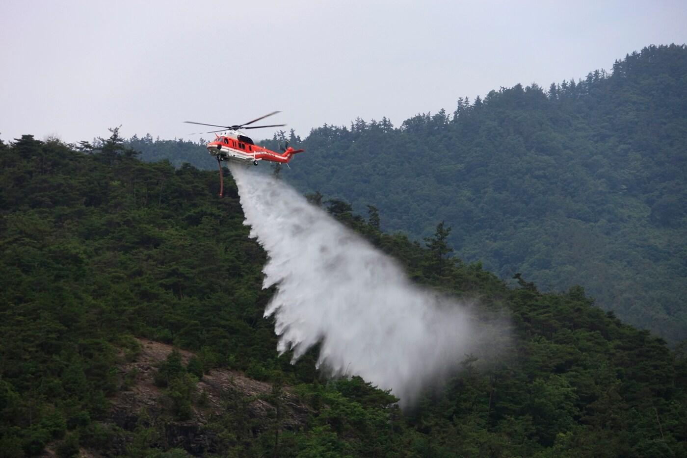 한국항공우주산업(KAI)이 제작한 수리온 헬기가 산불 진화 임무를 수행 중인 모습<자료사진>(KAI 제공).
