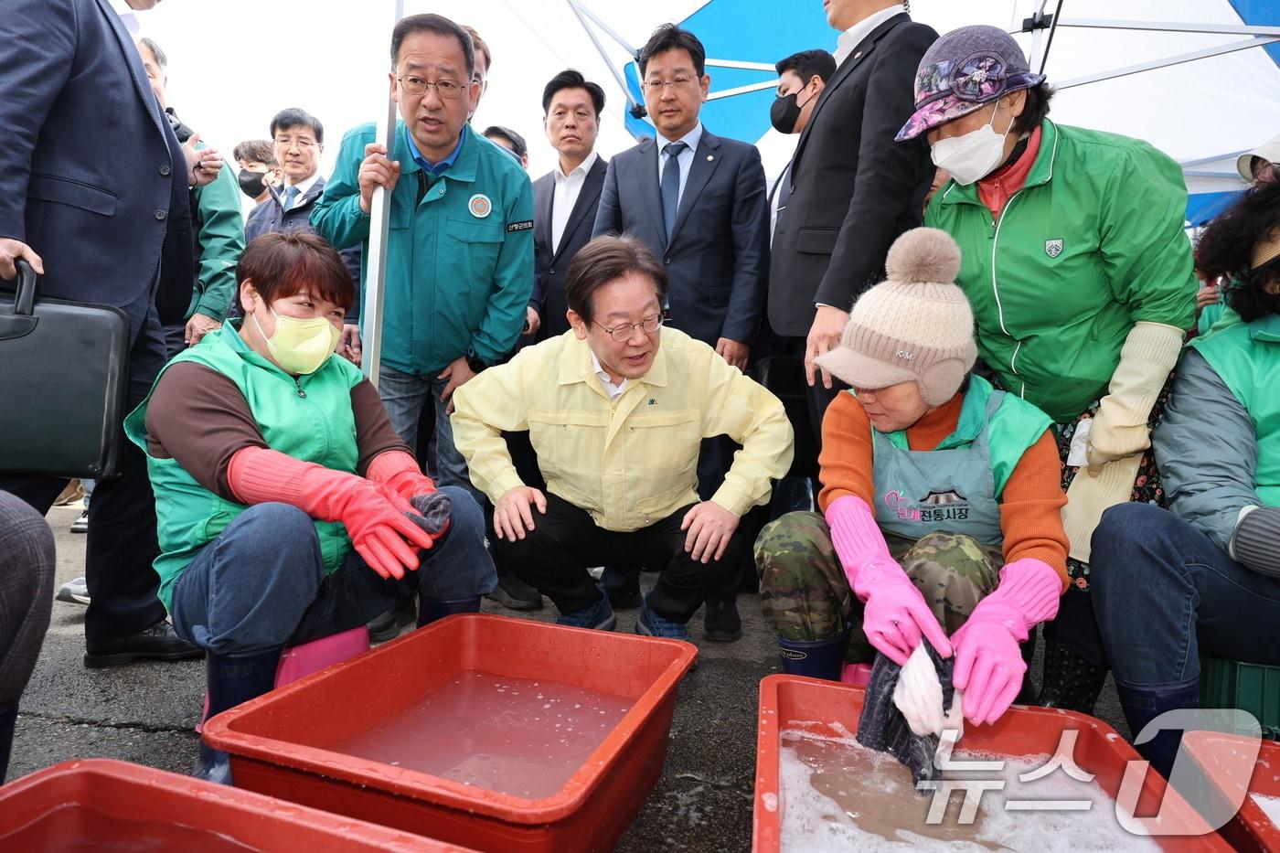 이재명 더불어민주당 대표가 28일 오후 경남 산청군 시천면 한국선비문화연구원에 마련된 산불 피해 이재민 대피소를 찾아 자원봉사자를 격려하고 있다. 2025.3.28/뉴스1 ⓒ News1 이재명 기자