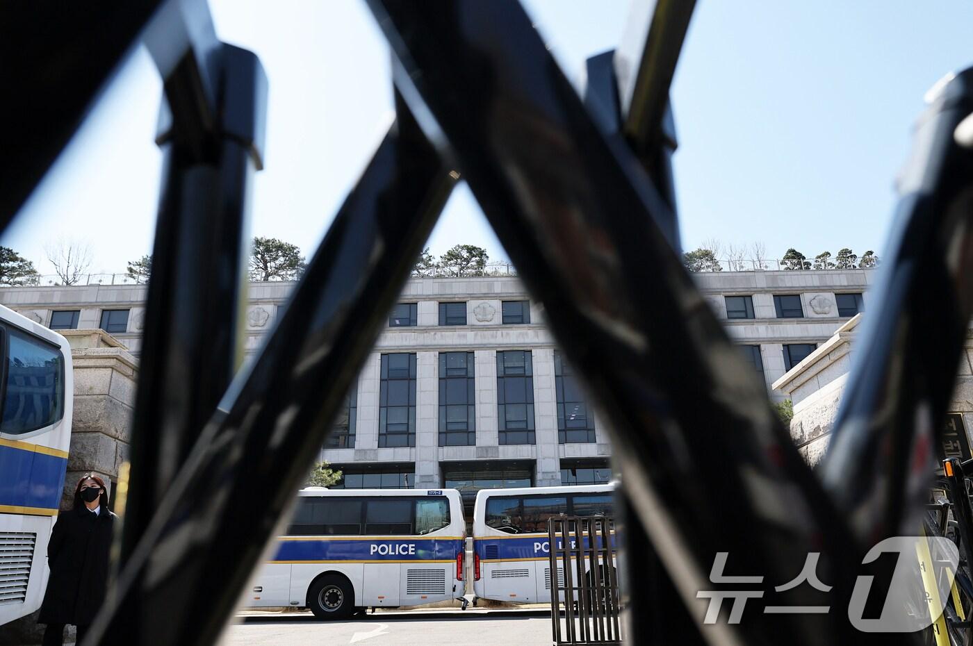 헌법재판소의 윤석열 대통령 탄핵심판 선고가 이번 주를 넘기면서 4월로 넘어갈 가능성이 커진 가운데 28일 오후 서울 종로구 재동 헌법재판소 정문 앞에 겹겹이 펜스가 세워져 있다. 법조계에 따르면 헌재는 지난달 25일 변론 종결 이후 한 달 넘게 사건을 심리하고 있지만 최종 결론을 내지는 못한 것으로 알려졌다. 2025.3.28/뉴스1 ⓒ News1 오대일 기자