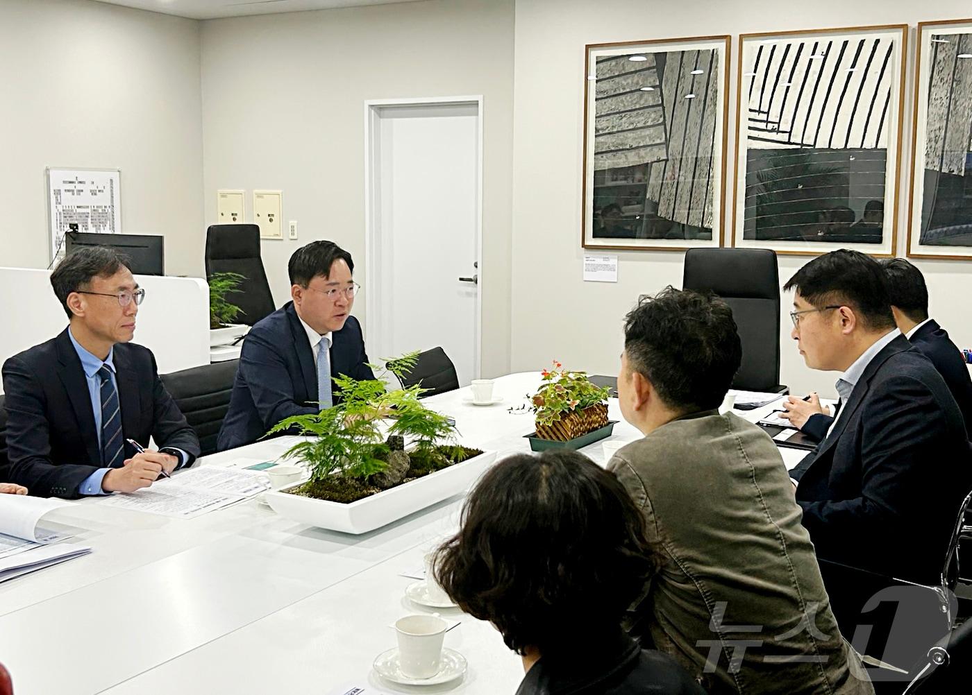 본문 이미지 - 최병관 전북자치도 행정부지사&#40;왼쪽&#41;와 김태균 서울시 행정1부시장이 27일 서울시청에서 2036 하계올림픽 유치 성공을 위해 협력 강화 방안을 논의하고 있다.&#40;전북자치도 제공. 재판매 및 DB금지&#41;/뉴스1 