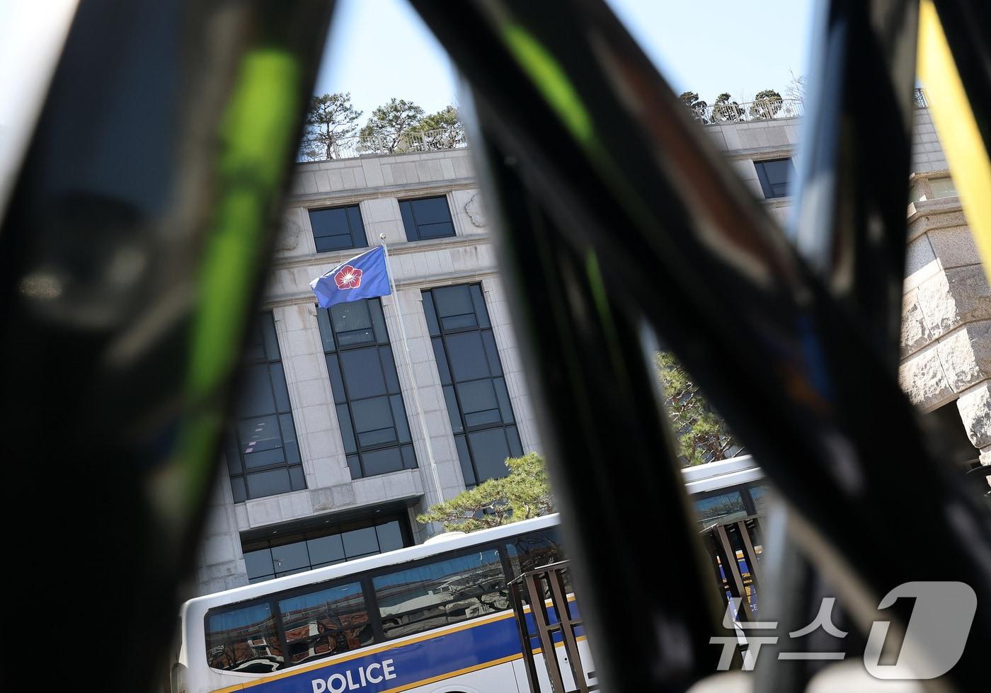 본문 이미지 -  서울 종로구 재동 헌법재판소 정문 앞에 겹겹이 펜스가 세워져 있다. 2025.3.28 ⓒ 뉴스1 오대일 기자