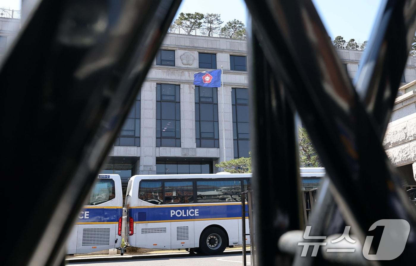본문 이미지 - 서울 종로구 재동 헌법재판소 정문 앞에 겹겹이 펜스가 세워져 있다. 2025.3.28 ⓒ 뉴스1 오대일 기자