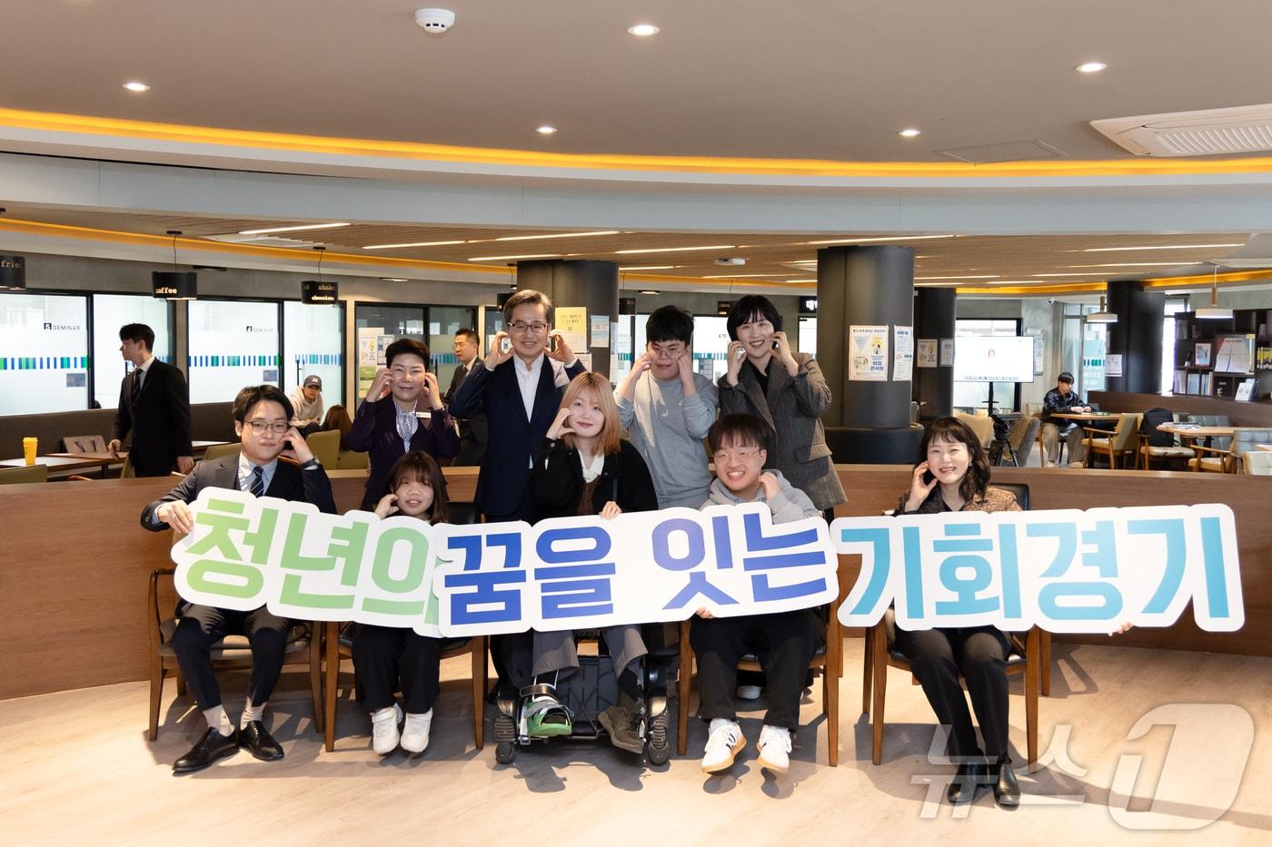 28일 오전 강남대학교에서 열린 장애청년 기회 로그IN행사에서 김동연 경기도지사와 강남대 아이큐브 동아리 학생들이 기념촬영을 하고 있다.(경기도 제공, 재판매 및 DB 금지)