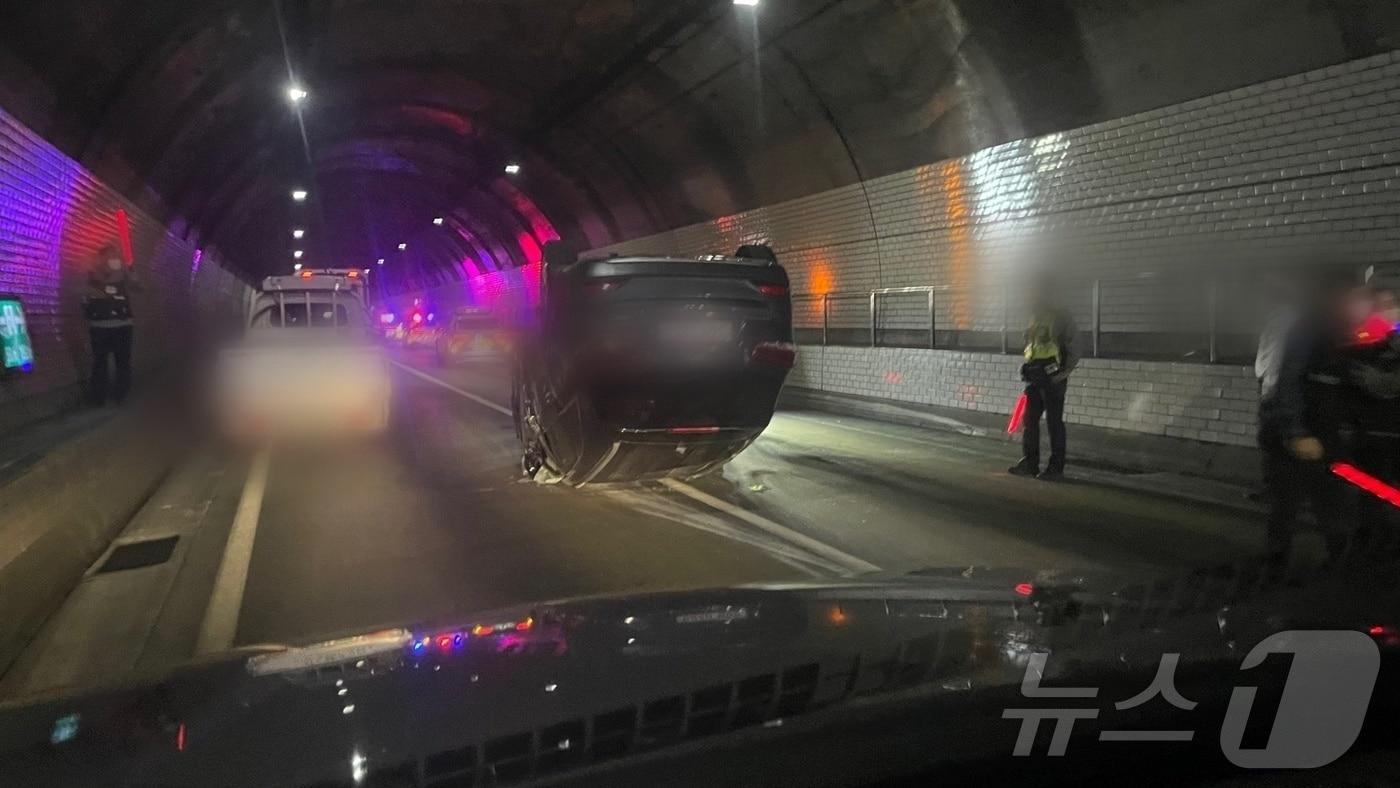 본문 이미지 - 28일 오후 1시 46분쯤 창원 불모산터널 부산 방면 도로에서 주행 중이던 쏘렌토 SUV차량이 전복돼 뒤따르던 차량 2대가 연쇄 추돌하고 운전자 1명이 다쳤다. 사진은 사고 현장 모습.(독자 제공)