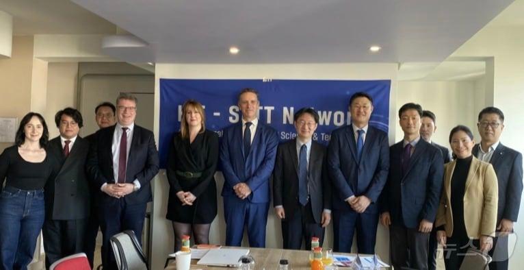 본문 이미지 -  정희권 연구개발특구진흥재단 이사장(앞줄 오른쪽 네번째)이 파브히 레프브 SATT Network 회장(왼쪽 다섯번째)과 국제 공동연구 및 글로벌 기술사업화를 위한 업무협약을 체결한 뒤 기념사진을 찍고 있다. (연구개발특구진흥재단 제공. 재판매 및 DB금지) /뉴스1