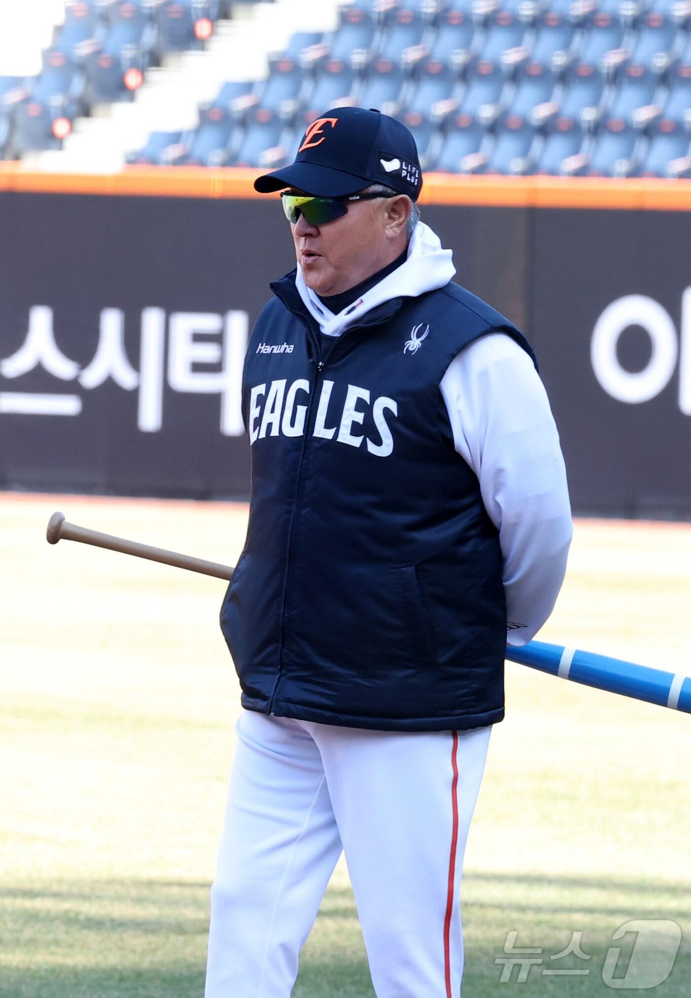 본문 이미지 - 28일 대전 한화생명볼파크에서 '2025 신한 SOL 뱅크 KBO리그' 한화 이글스와 기아 타이거즈 경기를 앞두고 한화 김경문 감독이 선수들의 연습을 지켜보고 있다. 2025.3.28/뉴스1 ⓒ News1 김기남 기자