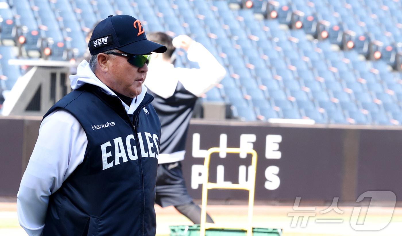 28일 대전 한화생명볼파크에서 열린 '2025 신한 SOL 뱅크 KBO리그' 한화 이글스와 기아 타이거즈 경기에 앞서 한화 김경문 감독이 선수들의 연습을 지켜보고 있다. 2025.3.28/뉴스1 ⓒ News1 김기남 기자