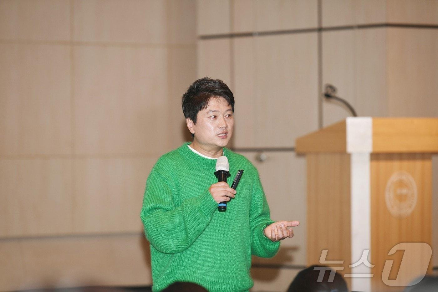 국민대학교는 27일 국민대 학술회의장에서 박문성 축구 해설위원을 초청해 제639회 목요특강을 개최했다. (국민대 제공)