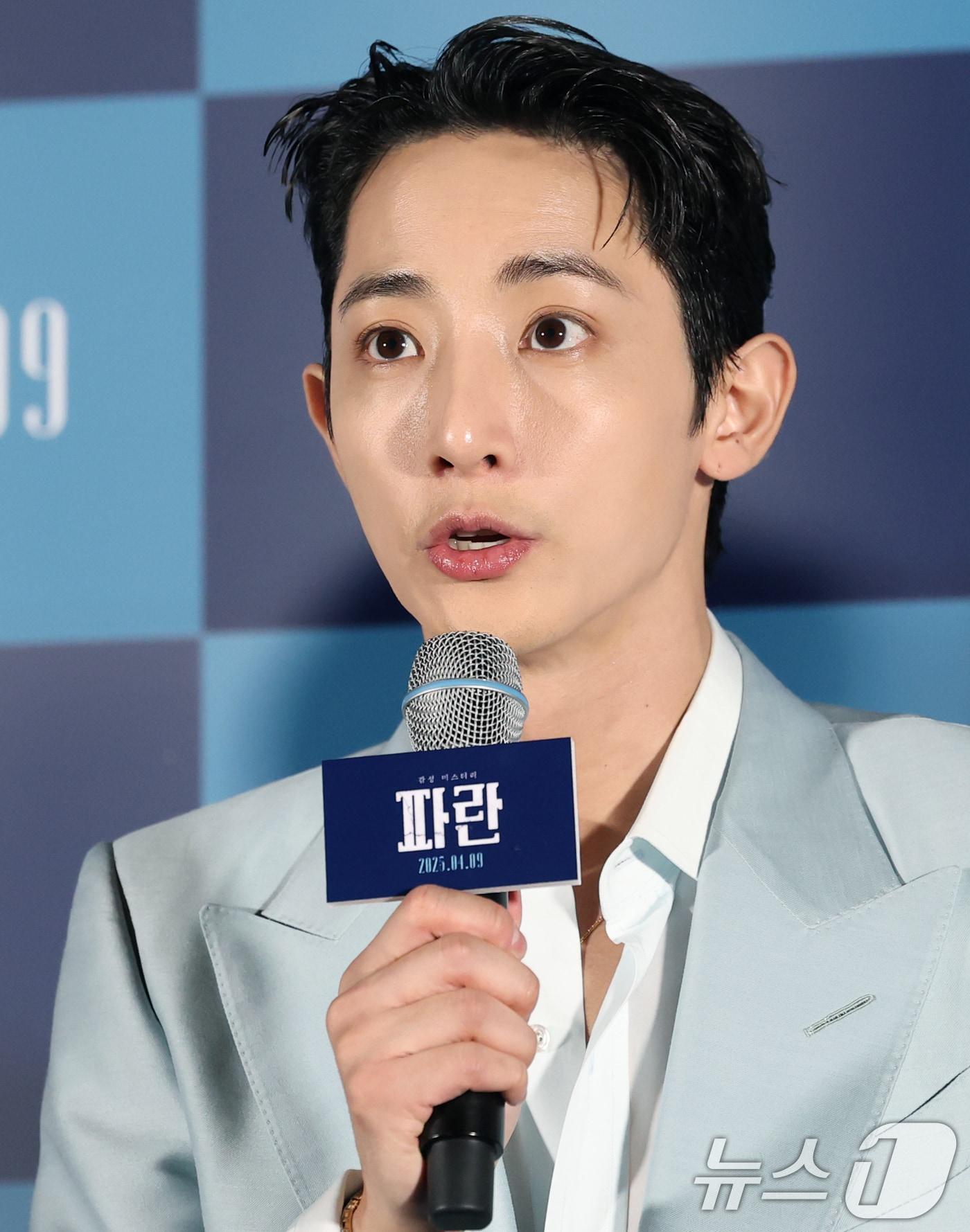 본문 이미지 - 배우 이수혁이 28일 서울 용산구 CGV용산아이파크몰에서에서 열린 미스터리 영화 '파란'(감독 강동인) 언론시사회에 참석해 인사말을 하고 있다. '파란'은 뒤바뀐 가해자의 아들과 피해자의 딸, 가족의 죄로 죽지 못해 살던 두 사람이 진심으로 살고 싶어진 뜻밖의 동행을 그린 감성 미스터리다. 2025.3.28/뉴스1 ⓒ News1 권현진 기자