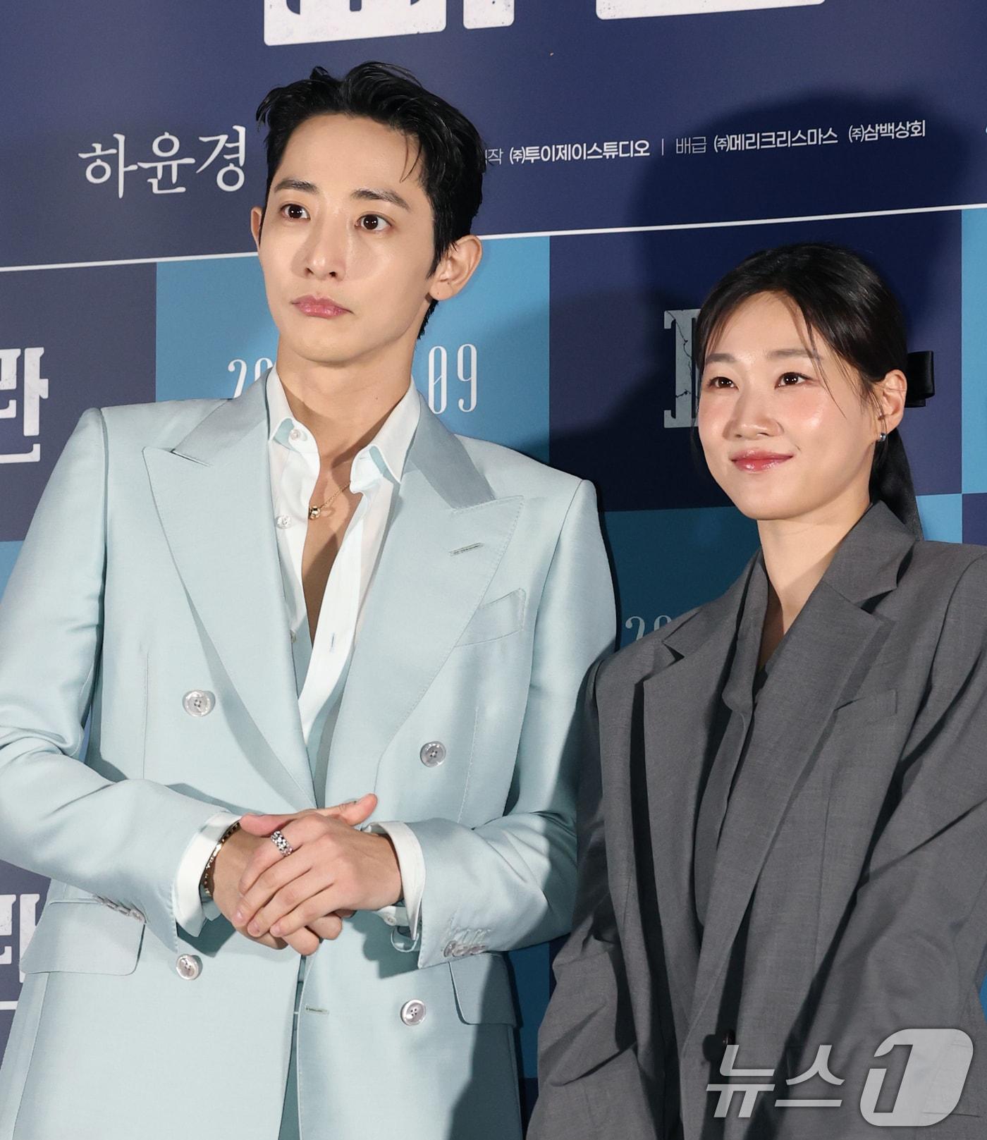 본문 이미지 - 배우 이수혁과 하윤경(오른쪽)이 28일 서울 용산구 CGV용산아이파크몰에서에서 열린 미스터리 영화 '파란'(감독 강동인) 언론시사회에 참석해 포즈를 취하고 있다. '파란'은 뒤바뀐 가해자의 아들과 피해자의 딸, 가족의 죄로 죽지 못해 살던 두 사람이 진심으로 살고 싶어진 뜻밖의 동행을 그린 감성 미스터리다. 2025.3.28/뉴스1 ⓒ News1 권현진 기자
