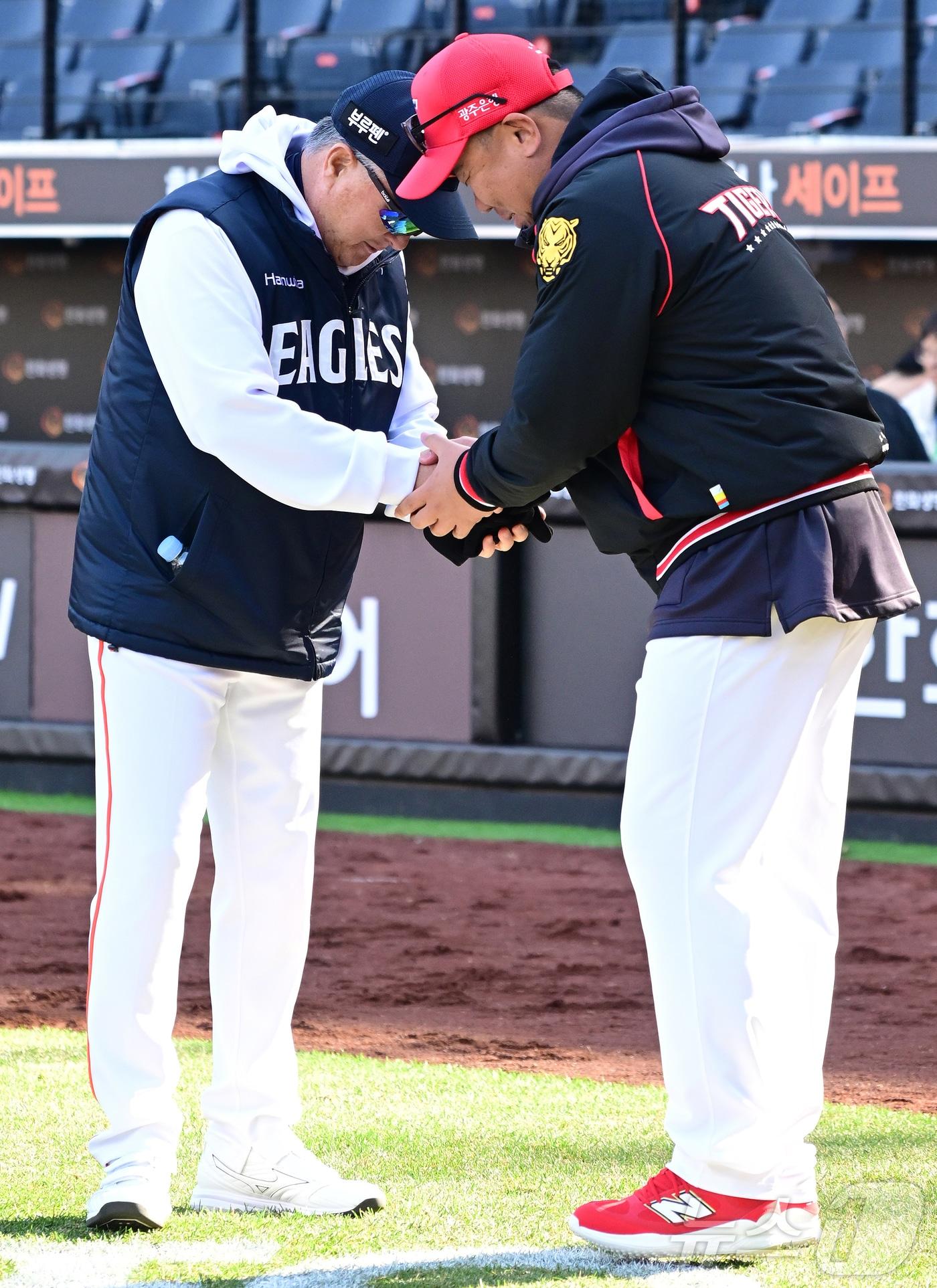 본문 이미지 - 28일 대전 한화생명볼파크에서 열린 '2025 신한 SOL 뱅크 KBO리그' 한화 이글스와 기아 타이거즈 경기에 앞서 한화 김경문 감독과 기아 이범호 감독이 악수를 하며 인사하고 있다. 2025.3.28/뉴스1 ⓒ News1 김기남 기자