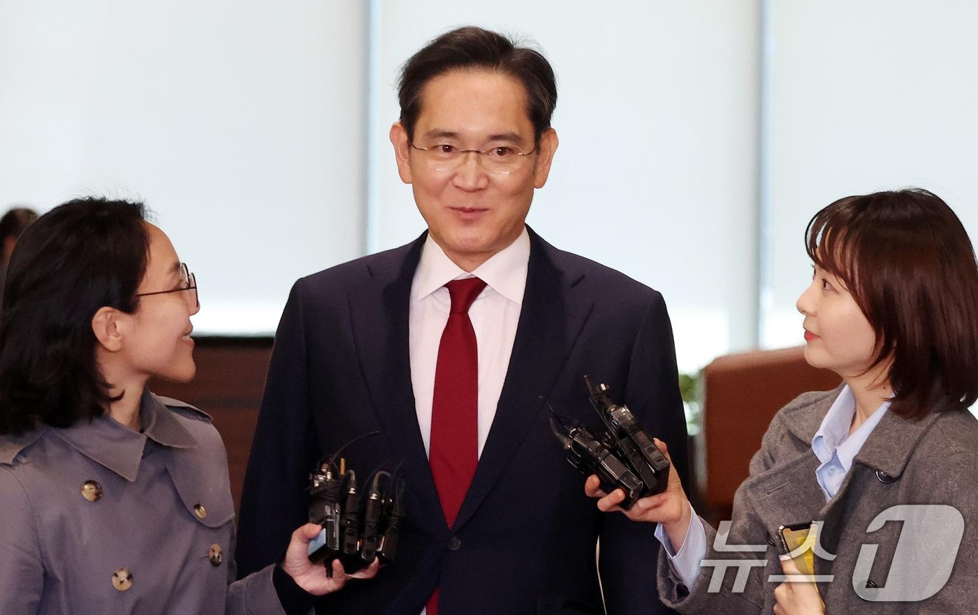 이재용 삼성전자 회장이 28일 오후 서울 강서구 서울김포비즈니스항공센터&#40;SCBAC&#41;에서 시진핑 중국 국가주석 회동 등 방중 일정을 마치고 귀국하고 있다. 2025.3.28/뉴스1 ⓒ News1 김명섭 기자