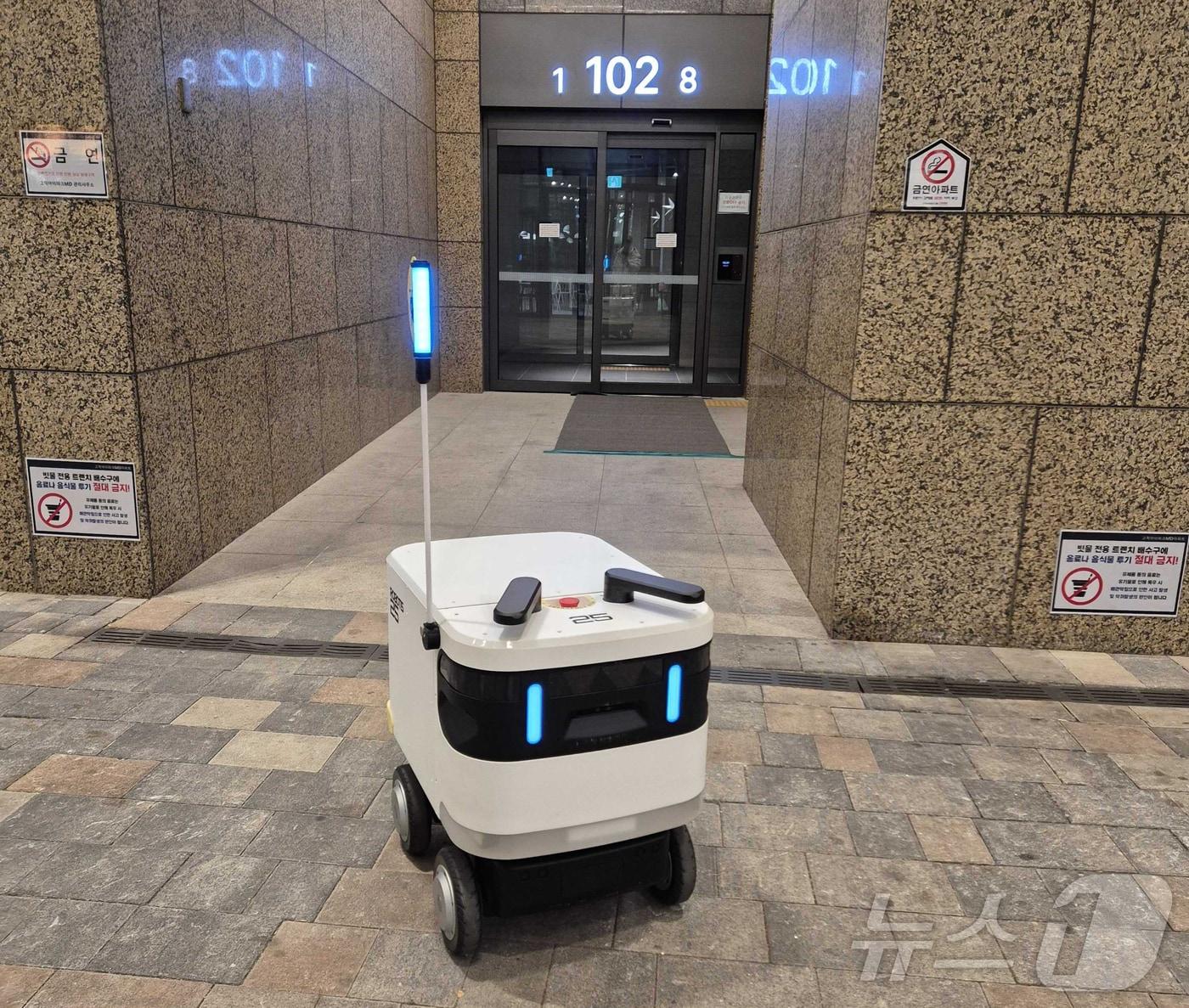 본문 이미지 -  헬퍼 로봇 (HDC현대산업개발)