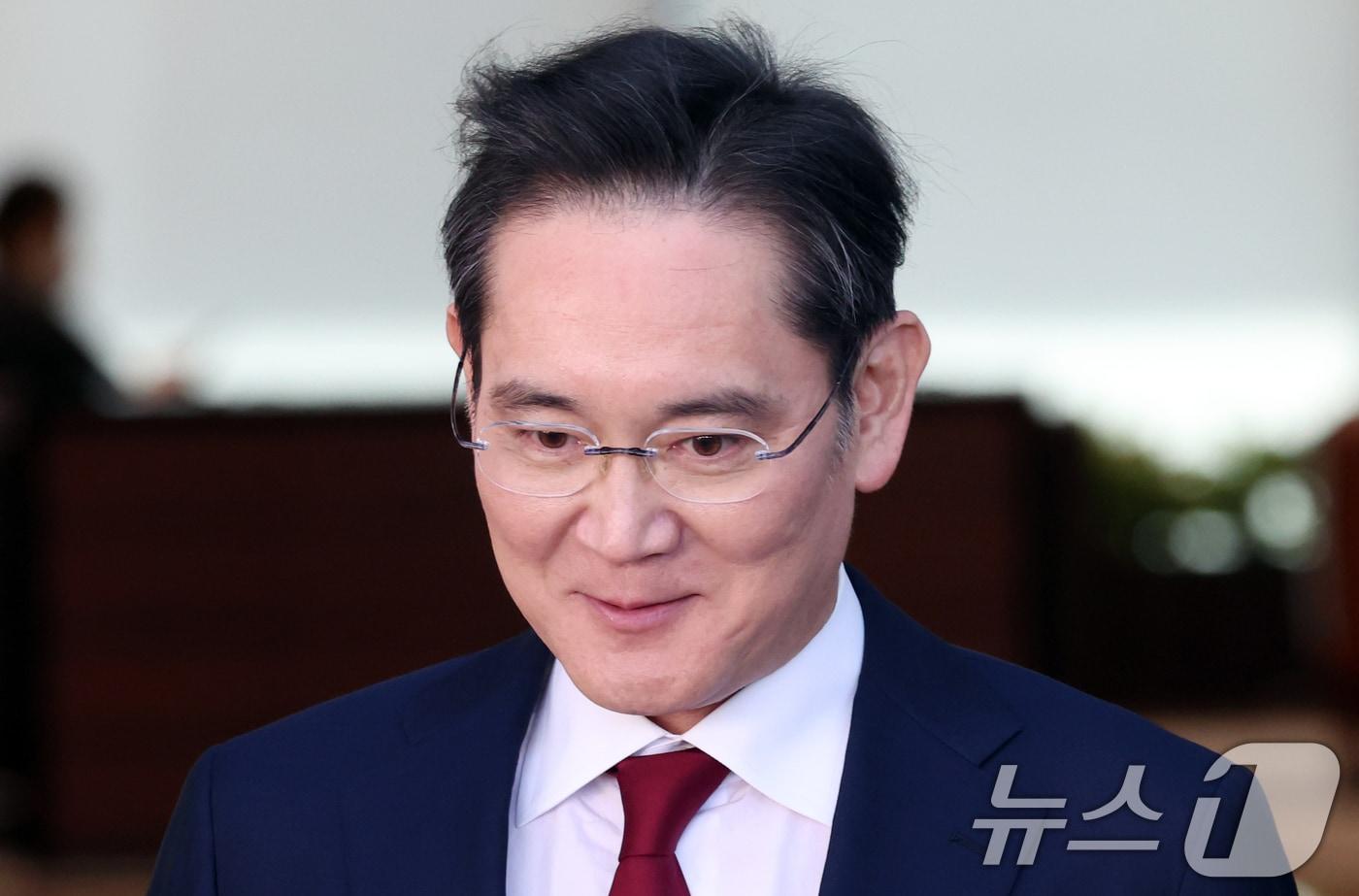 이재용 삼성전자 회장이 28일 오후 서울 강서구 서울김포비즈니스항공센터(SCBAC)에서 시진핑 중국 국가주석 회동 등 방중 일정을 마치고 귀국하고 있다. 2025.3.28/뉴스1 ⓒ News1 김명섭 기자