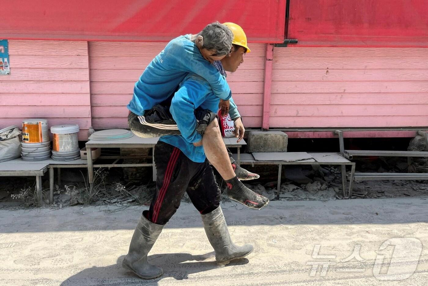 2025년 3월 28일 금요일, 미얀마 중부에서 강한 지진이 발생한 뒤, 한 작업자가 부상자를 옮기고 있다. 지진 관측 기관들에 따르면 이번 지진은 태국 방콕에도 영향을 미쳐, 진동 이후 수도 방콕에서는 사람들이 건물 밖으로 쏟아져 나왔다. ⓒ 로이터=뉴스1 ⓒ News1 구경진 기자