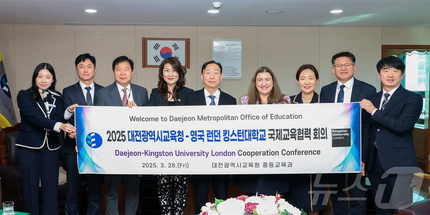  설동호 대전교육감(가운데)이 28일 대전교육청 별관 회의실에서 영국 런던 킹스턴대 관계자들과 국제교류협력 강화를 위한 희의를 진행한 뒤 기념사진을 찍고 있다. (대전교육청 제공. 재판매 및 DB금지) /뉴스1