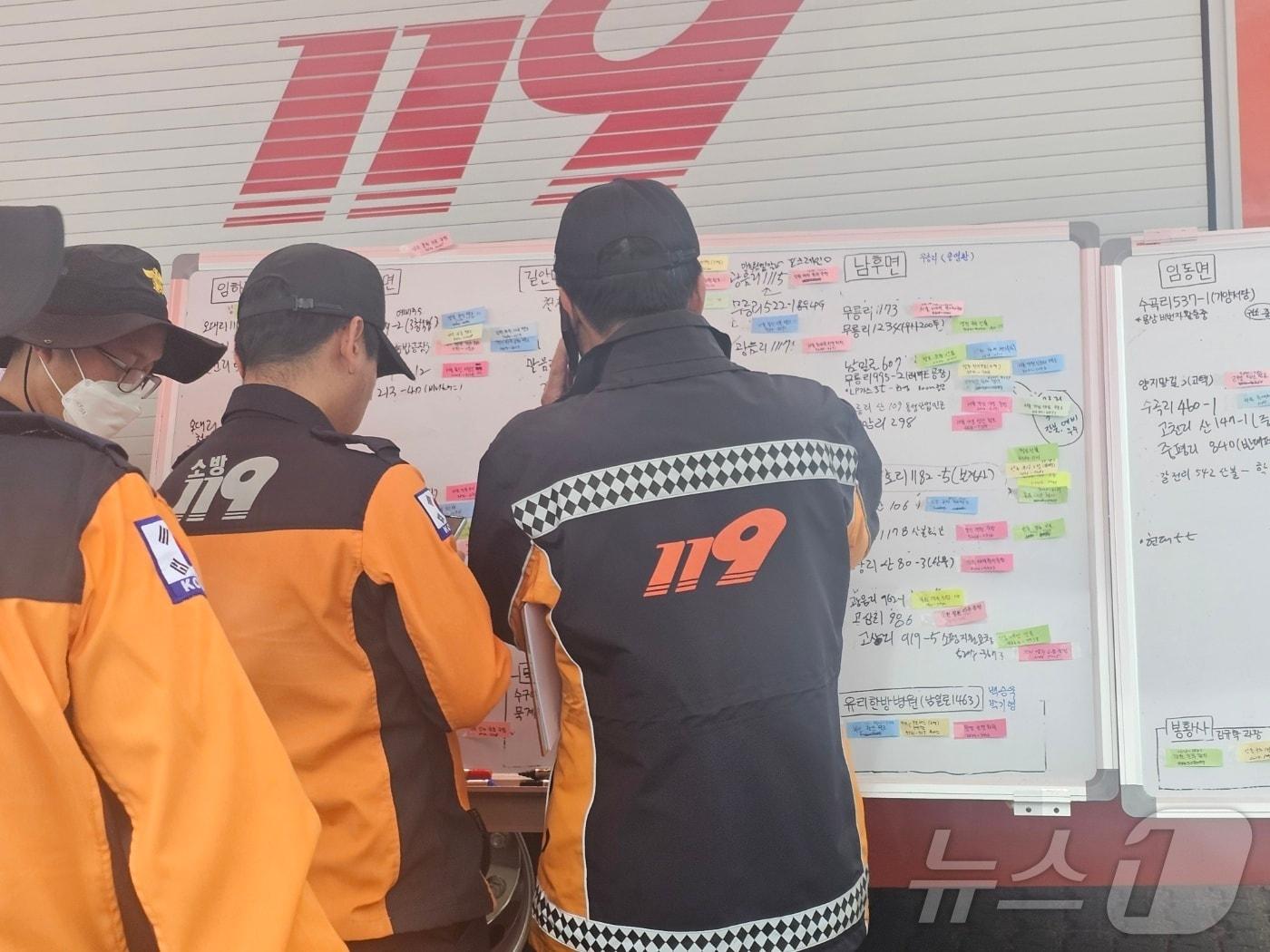 본문 이미지 - 28일 경북 안동 낙동강변의 소방 임시 지휘본부에서 쇄도하는 산불 신고를 기록하며, 대원들을 투입시키고 있다2025.3.28/뉴스1 신성훈 기자