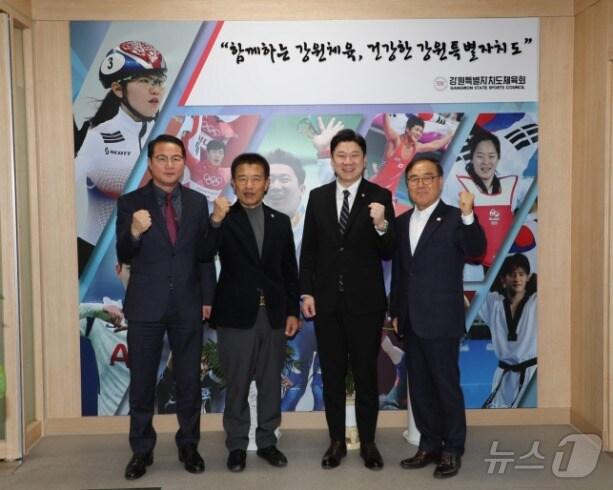 본문 이미지 - 28일 오후 강원체육회관에서 열린 지방체육 현안 해결을 위한 소통 간담회에서 진종오 의원, 양희구 강원체육회장 등이 기념촬영을 진행했다.(도체육회 제공, 재판매 및 DB금지)