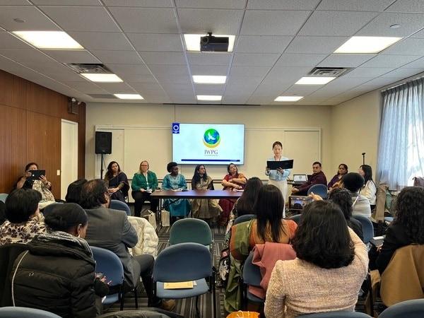 본문 이미지 - 박수진 글로벌국장이 CSW 69차 인도발전재단(IDF) 주최 행사에서 '여성평화교육'을 주제로 발표하고 있다. / 사진=㈔세계여성평화그룹(IWPG) 제공