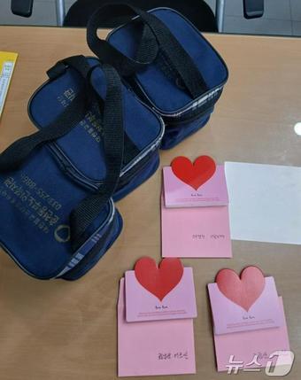 본문 이미지 - 도로교통공단 강원특별자치도지부 직원들이 준비한 땡큐레터와 도시락.(도로교통공단 강원특별자치도지부 제공. 재판매 및 DB금지)/뉴스1