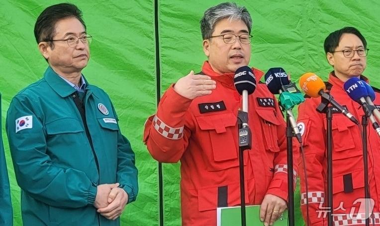 본문 이미지 - 이철우 경북지사(왼쪽 첫번째)와 임상섭 산림청장(두번째)이 28일 경북 산불 주불 진화 관련 브리핑을 하고 있다. 2025.3.28/뉴스1 ⓒ News1 이성덕 기자