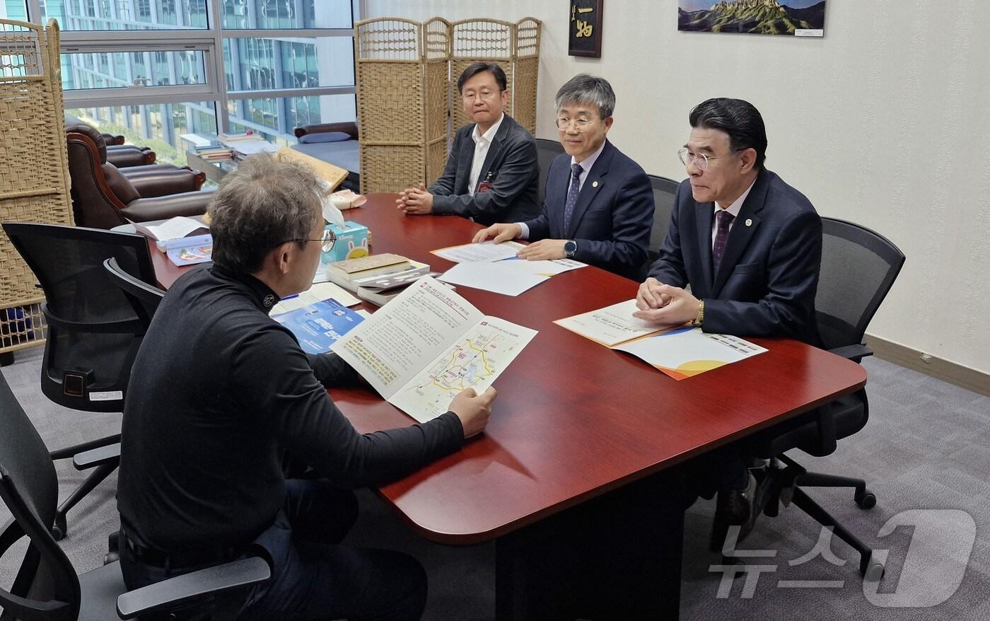 이응우 계룡시장(오른쪽)이 송기헌 국회의원에게 지역 현안사업을 설명하고 있다. (계룡시 제공. 재판매 및 DB금지)/뉴스1