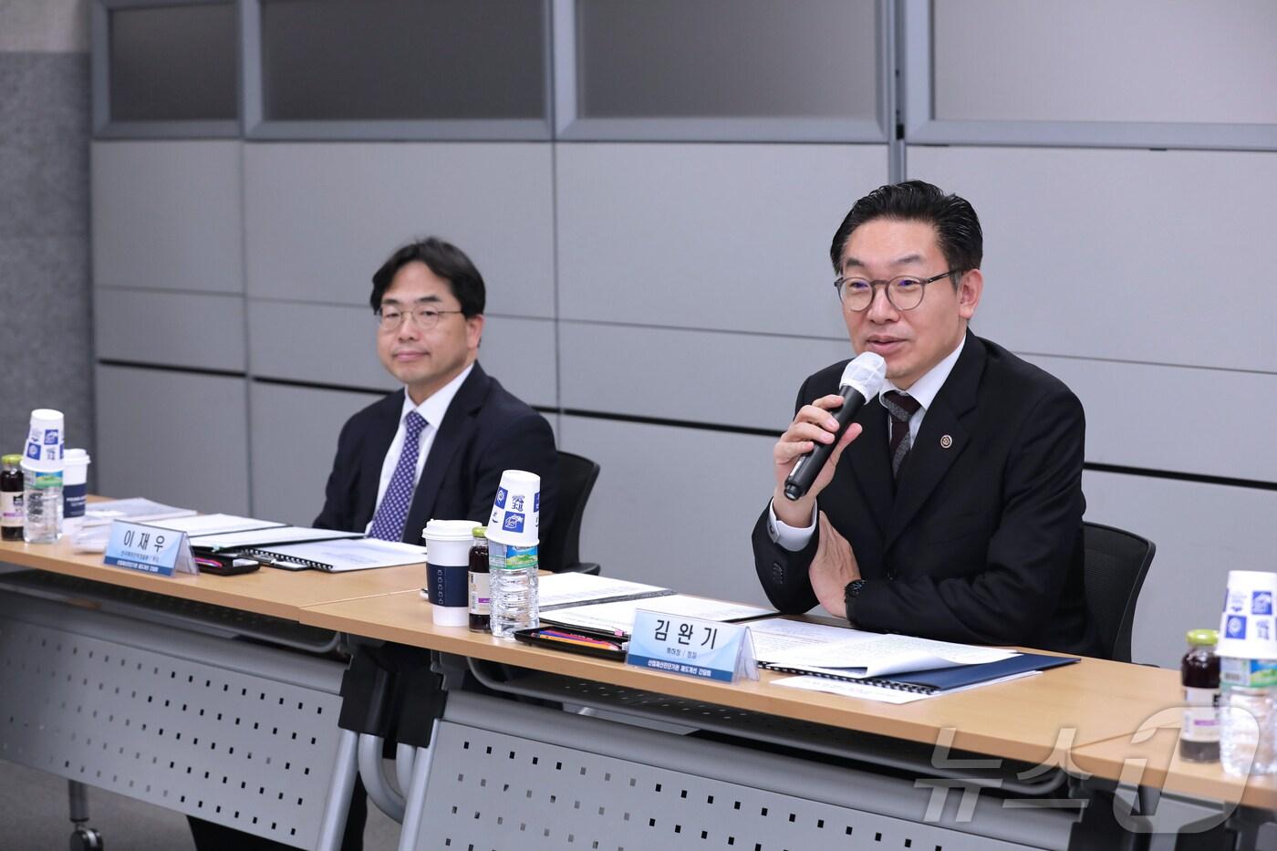 김완기 특허청장(왼쪽에서 2번째)이 간담회에서 발언하고 있다.(특허청 제공.재판매 및 DB금지)/뉴스1