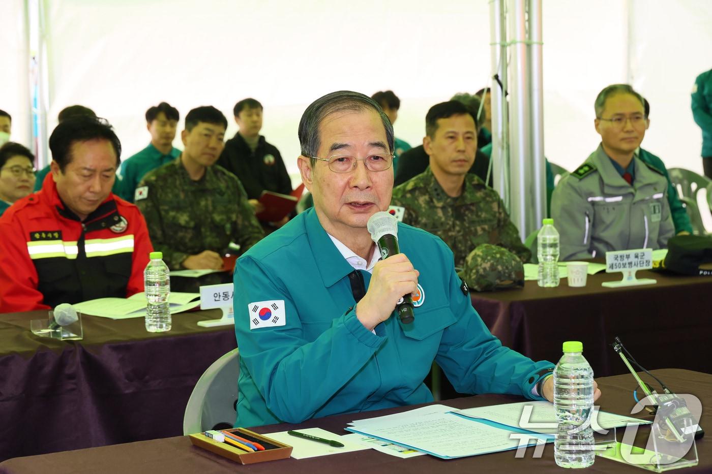 한덕수 대통령 권한대행 국무총리가 28일 경북 안동시 산불현장 통합지휘본부를 찾아 산불 피해 수습 및 지원대책 현장 점검을 하고 있다. (총리실 제공, 재판매 및 DB 금지) 2025.3.28/뉴스1 ⓒ News1 임세영 기자