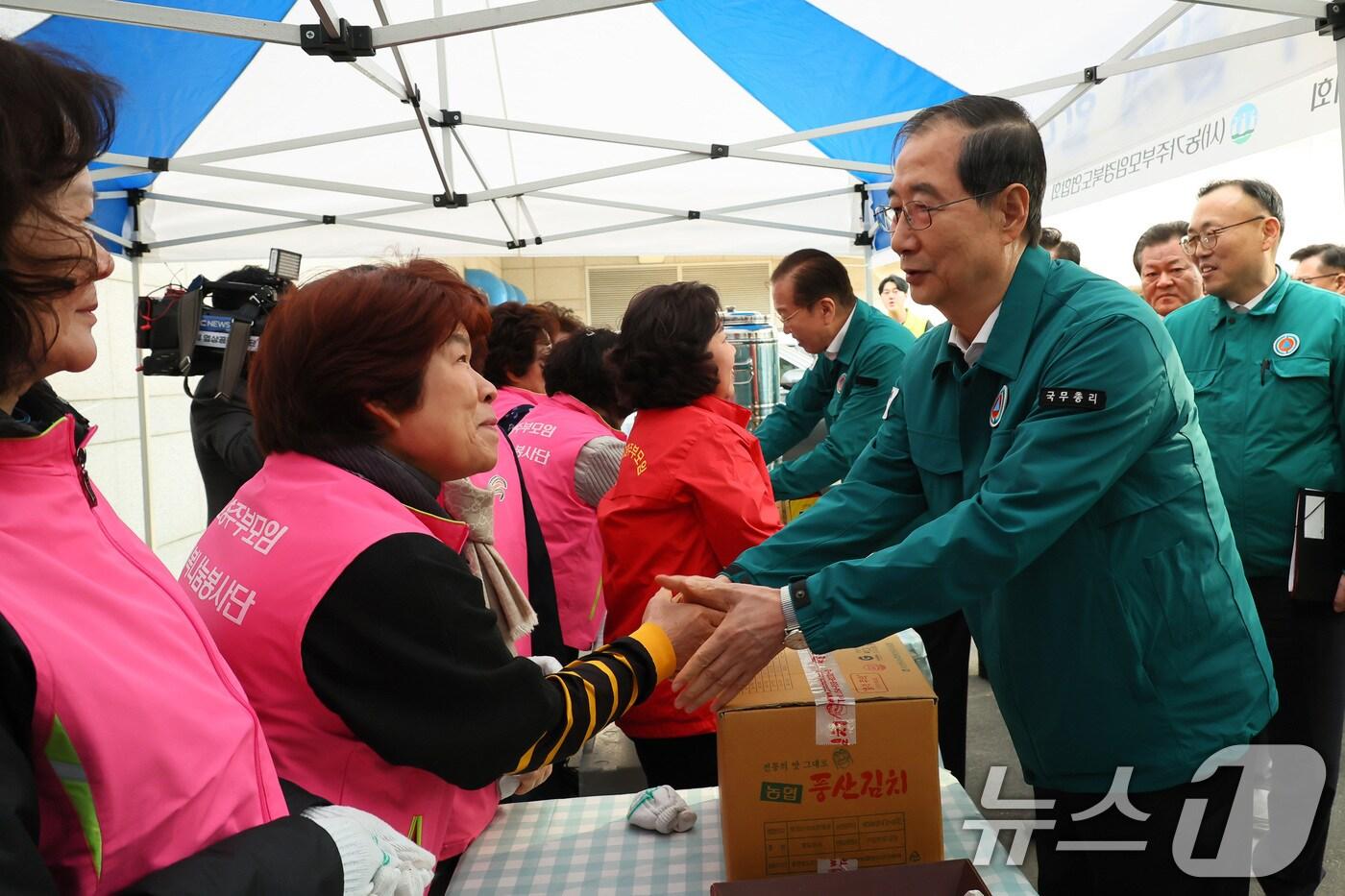 한덕수 대통령 권한대행 국무총리가 28일 경북 안동체육관에 마련된 산불 주민대피소를 점검하며 자원봉사자들을 격려하고 있다. (총리실 제공, 재판매 및 DB 금지) 2025.3.28/뉴스1 ⓒ News1 임세영 기자