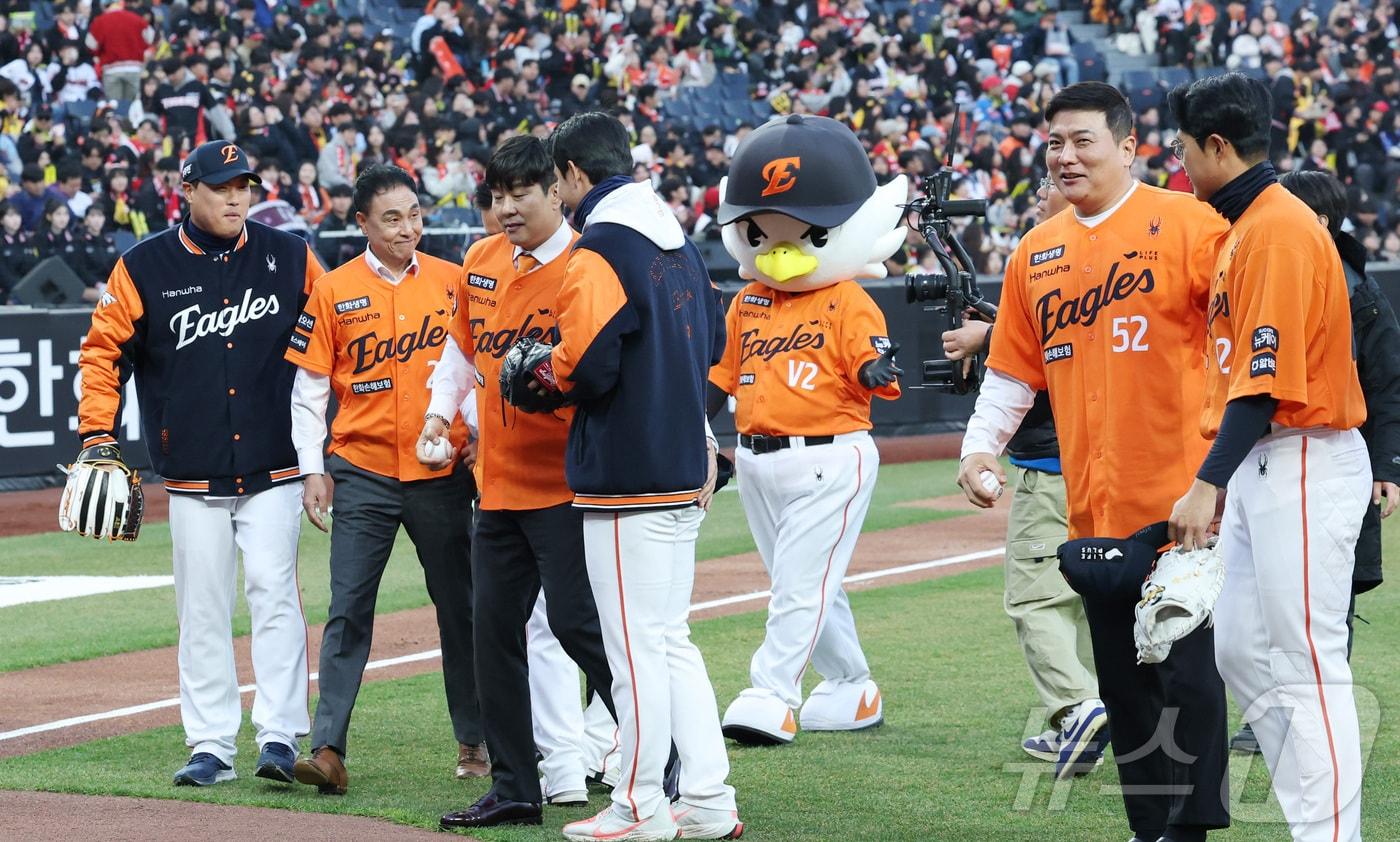 본문 이미지 - 28일 대전 한화생명볼파크에서 열린 '2025 신한 SOL 뱅크 KBO리그' 한화 이글스와 기아 타이거즈 경기에 앞서 한화 레전드 송진우, 장종훈, 정민철, 김태균이 홈 개막전 시구를 마친 뒤 류현진, 문동주, 노시환 채은성과 인사하고 있다. 2025.3.28/뉴스1 ⓒ News1 김기남 기자