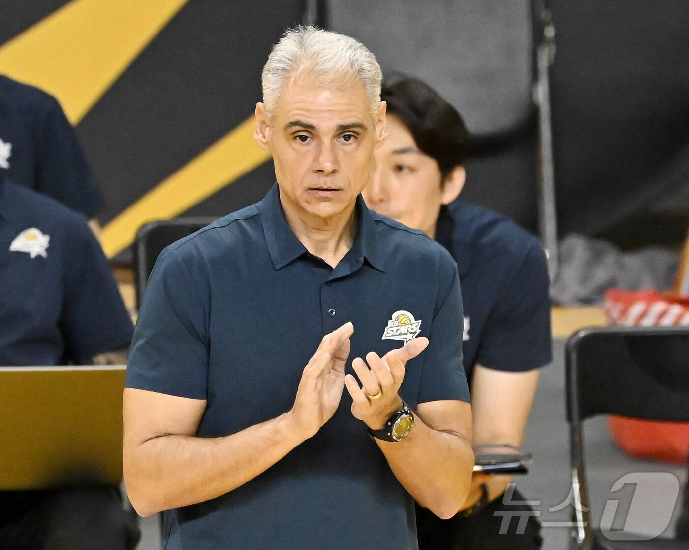 본문 이미지 - KB손해보험 레오나르도 아폰소 감독. (KOVO 제공)