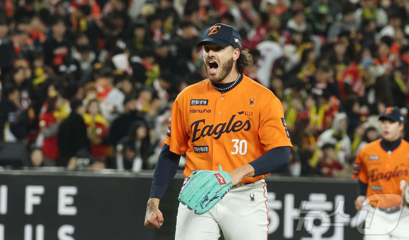 28일 대전 한화생명볼파크에서 열린 '2025 신한 SOL 뱅크 KBO리그' 한화 이글스와 기아 타이거즈 경기에 한화 폰세가 3회초 기아 홍종표를 삼진 잡으며 환호하고 있다. 2025.3.28/뉴스1 ⓒ News1 김기남 기자