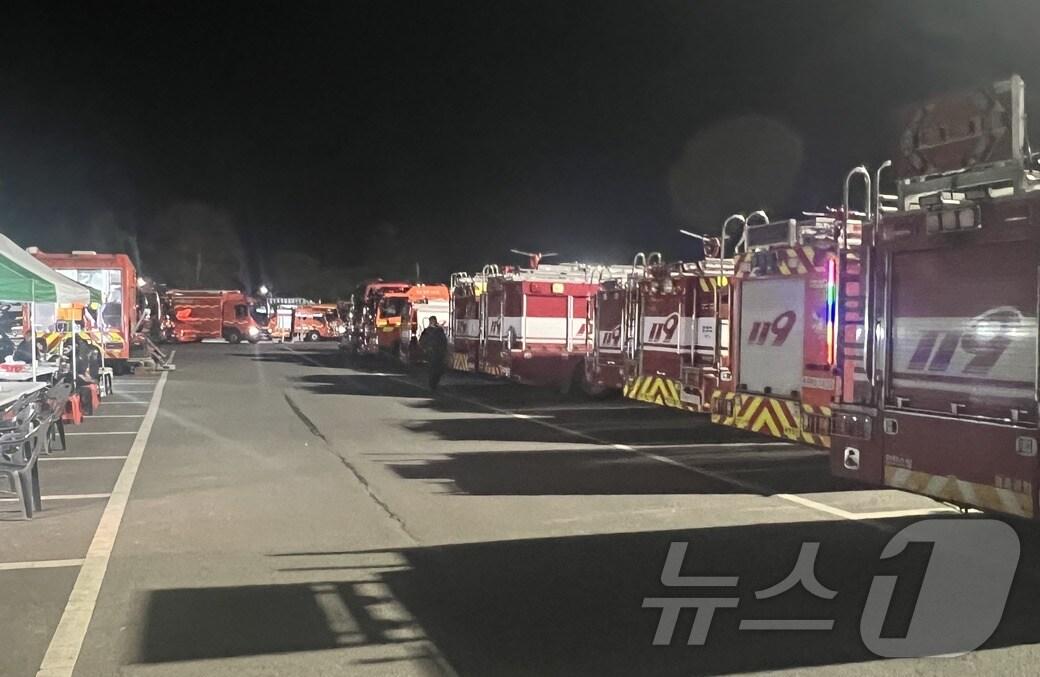 본문 이미지 - 28일 오후 경북 의성군 의성종합운동장에 소방차들이 서 있는 모습. 2025.03.28/뉴스1 ⓒ 뉴스1 김민수