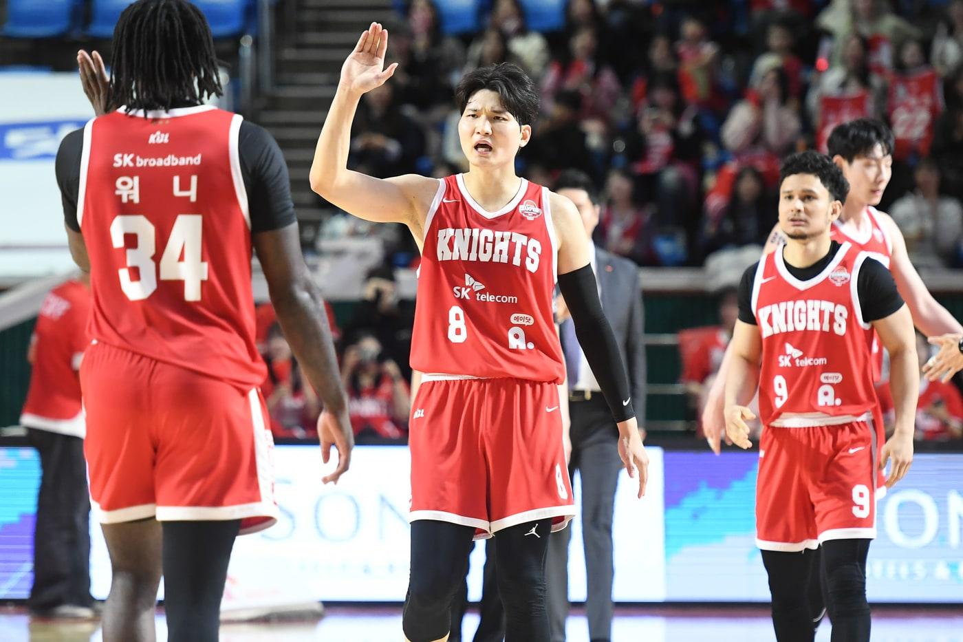 서울 SK는 28일 창원 LG를 꺾고 시즌 40승 고지를 밟았다. &#40;KBL 제공&#41;