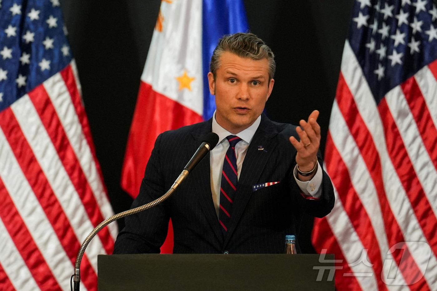 피트 헤그세스 미국 국방장관이 28일(현지시간) 필리핀 마닐라에서 미국-필리핀 국방장관 회담 후 열린 공동기자회견에서 발언하고 있다. ⓒ 로이터=뉴스1 ⓒ News1 류정민 특파원